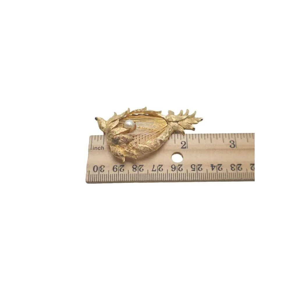 Brooks Texture Faux Pearl Pineapple Brooch Pin Openwork Gold Tone Vintage